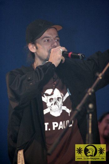 Pyro (D) with The House Of Riddim Band 11. Chiemsee Reggae Festival, Übersee - Tent Stage 21. August 2005 (2).jpg